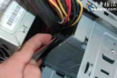 菜鳥成長(zhǎng)手冊(cè)：手把手教你如何組裝電腦(4)